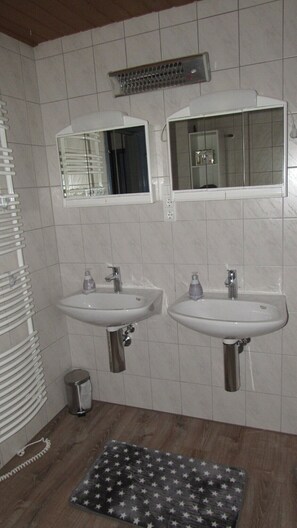 Shower, hair dryer, towels - Apartment 'Schopper' with Balcony and Wi-Fi (Halblech)