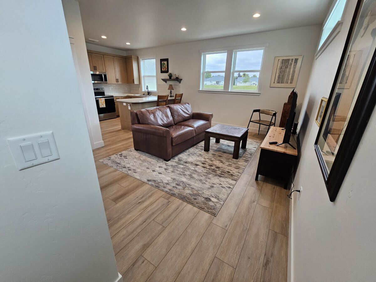 Above-Garage apartment directly next to Golf and 10 minutes from the River