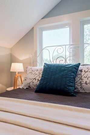 2 bedrooms, desk, iron/ironing board, travel crib - #StayInMyDistrict St. Johns Bungalow (Portland)