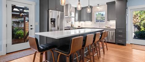 Kühlschrank, Mikrowelle, Ofen, Herdplatte