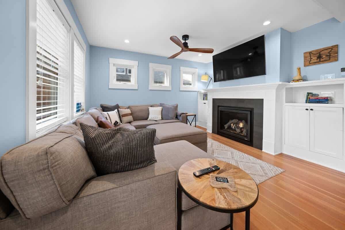 Televisio, takka, kirjoja, työhuone