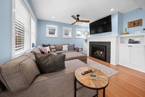 Televisión, chimenea, libros, oficina