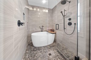 Een douche, een haardroger, handdoeken