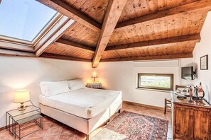 10 bedrooms, desk, iron/ironing board, free WiFi