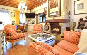 Televisión, chimenea y estéreo 
