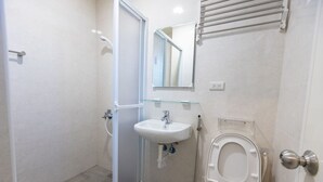 A bathroom with a glass shower enclosure, a white sink, and a toilet. - Green Field Mountain Villa (Taoyuan City)