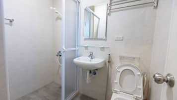 Habitación cuádruple clásica, vistas a la montaña | Baño | Artículos de higiene personal gratuitos, secador de pelo y toallas