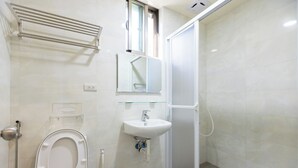 A bathroom with a toilet, sink, shower, and a towel rack. - Green Field Mountain Villa (Taoyuan City)