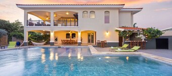 Luxury Beach Front - Seaside Beach House by Bocobay