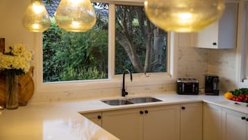 Geladeira, micro-ondas, fogão, cooktop