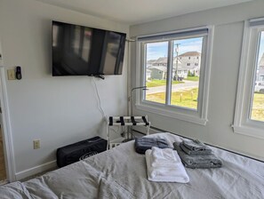 1 makuuhuone, työpöytä, silitysrauta/-lauta, vauvan matkasänky