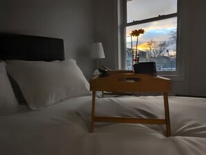 1 makuuhuone, työpöytä, silitysrauta/-lauta, vauvan matkasänky