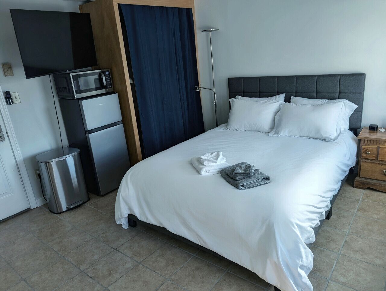 1 habitación, escritorio, tabla de planchar con plancha y cuna de viaje 