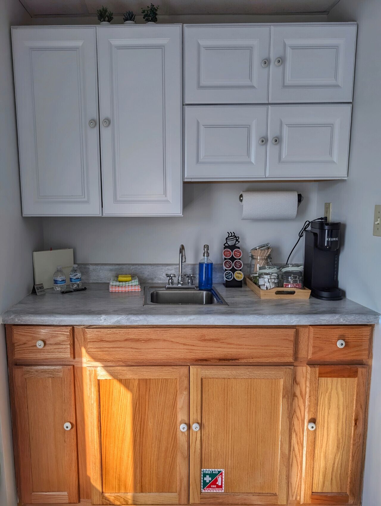 Mikrowelle, Wasserkocher mit Kaffee-/Teezubehör