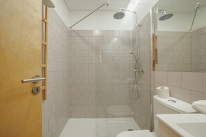 Bruser, hårtørrer, håndklæder, Sæbe