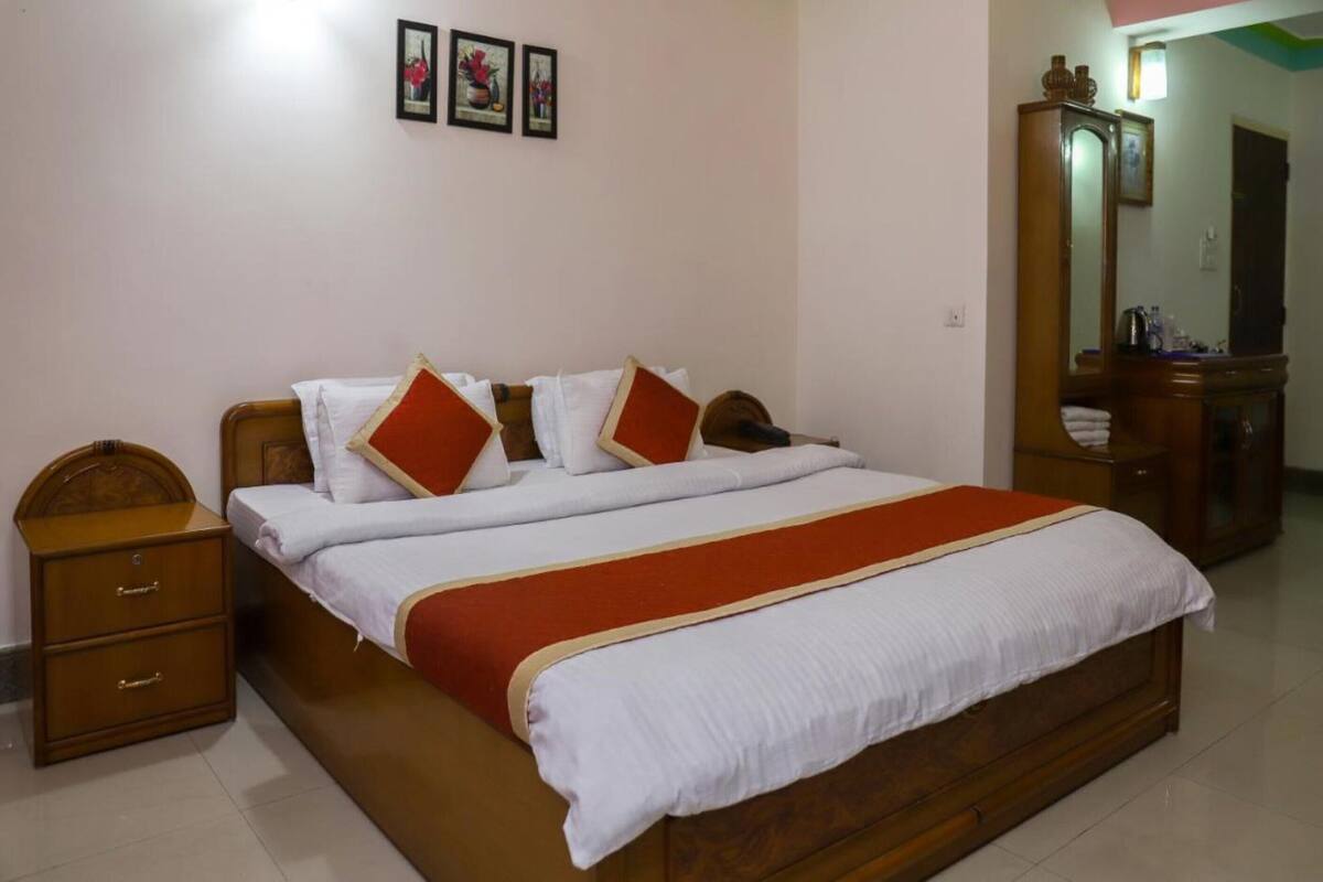 Hypo-allergenic bedding, free WiFi, bed sheets