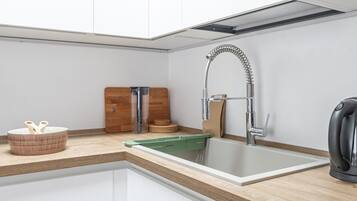 Frigorifero, microonde, forno, piano cottura