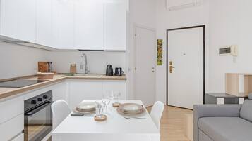Frigorifero, microonde, forno, piano cottura