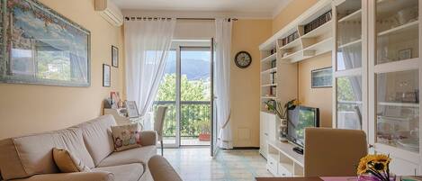 Appartement, vue sur la colline | Aire de séjour | Téléviseur de 35 po avec télévision numérique