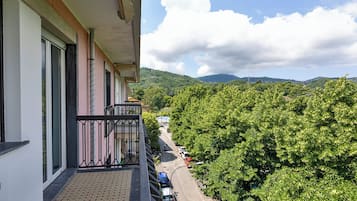 Apartemen, pemandangan bukit | Balkon