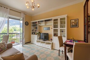 Apartment, Hügelblick | Fernseher