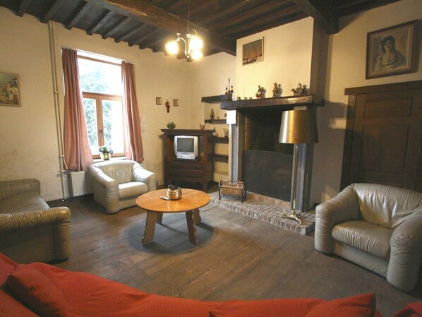 TV, table football, ping pong, stereo