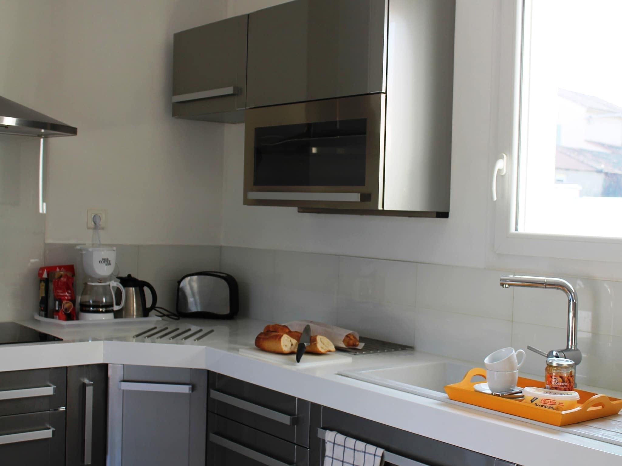 Réfrigérateur, micro-ondes, four, plaque de cuisson