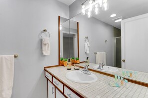 Shower, hair dryer, towels, soap - Walk to Fred Hutch 2BR Suite with Parking (Seattle)