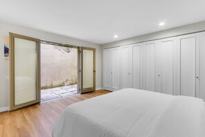 2 bedrooms, iron/ironing board, WiFi, bed sheets - Walk to Fred Hutch 2BR Suite with Parking (Seattle)