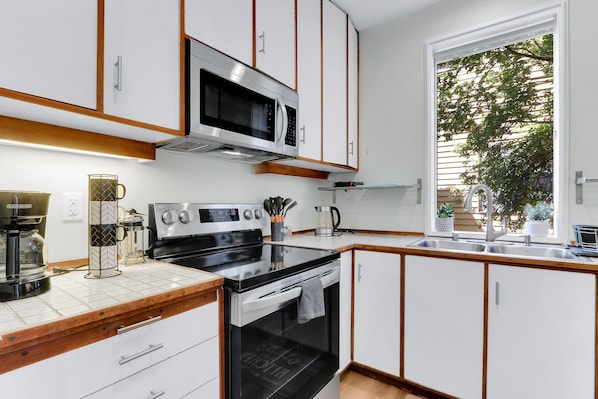 Coffee/tea maker, fridge, microwave, oven