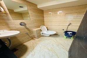 Deluxe-Doppelzimmer, Stadtblick | Badezimmer | Dusche, kostenlose Toilettenartikel, Handtücher, Seife