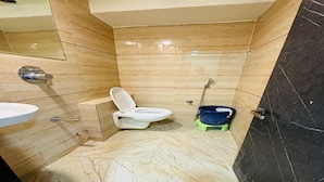 Un baño con inodoro, lavamanos y ducha.