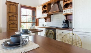Fridge, oven, stovetop, coffee/tea maker - Athens Village Retreat, cosy sea view apartment (Kalivia Thorikou)