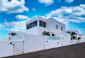 Exterior - Villa Marina Oasis - Private Pool, Air-Con and Sat TV By Lanzarote Vacation Homes (Playa Blanca)
