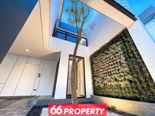 Luxury Villa in Green Community. 10 min from Old City/ Airport.