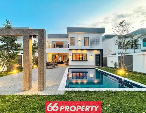 Luxury Villa in Green Community. 10 min from Old City/ Airport.