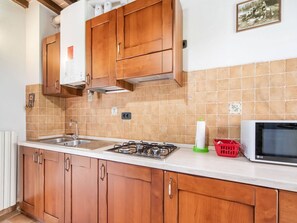 Frigorífico, microondas, placa de cocina y mesa de comedor