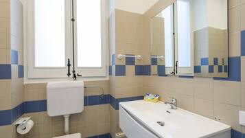 Haartrockner, Handtücher, Seife, Toilettenpapier