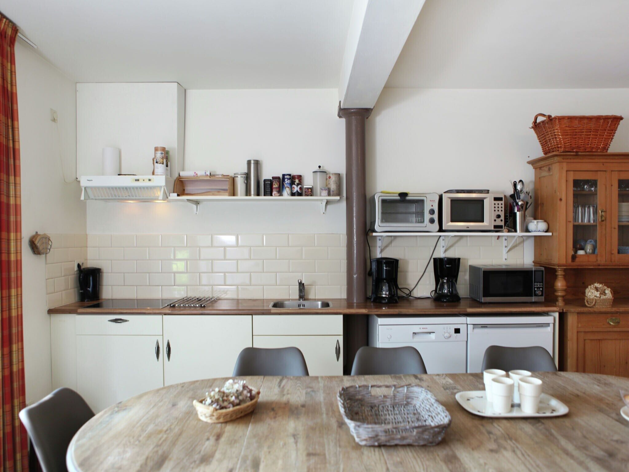 Een magnetron, een kookplaat, een vaatwasser, een kinderstoel