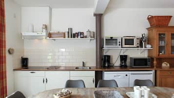 Een magnetron, een kookplaat, een vaatwasser, een kinderstoel