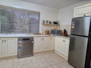 Refrigerador, microondas, horno y parrilla de estufa 