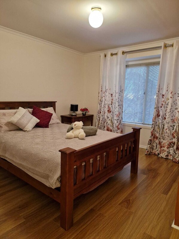 3 bedrooms, iron/ironing board, WiFi, bed sheets