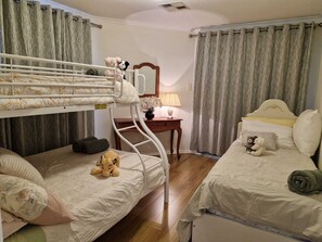 3 chambres, fer et planche à repasser, Wi-Fi, draps fournis