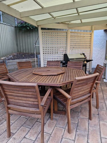 Adelaide Escape: Two-Storey Home Near City & Hills