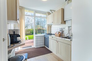 Fridge, microwave, stovetop, dishwasher