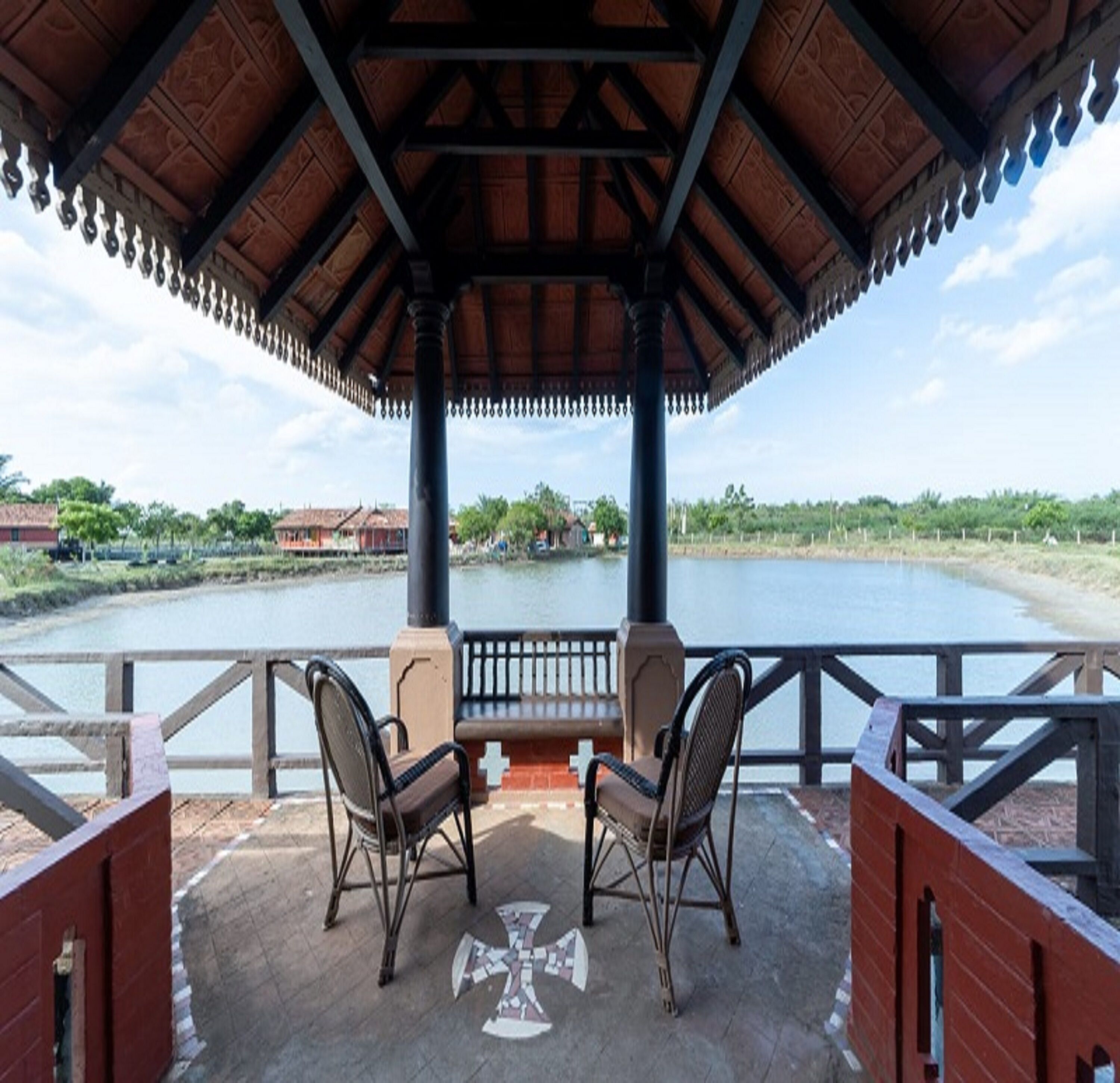 高级别墅, 湖景 | 起居区 | 32-英寸液晶电视（配备有线频道）