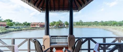 Vila superior, vista para o lago | Área de estar | TV LCD 32 polegadas com canais a cabo