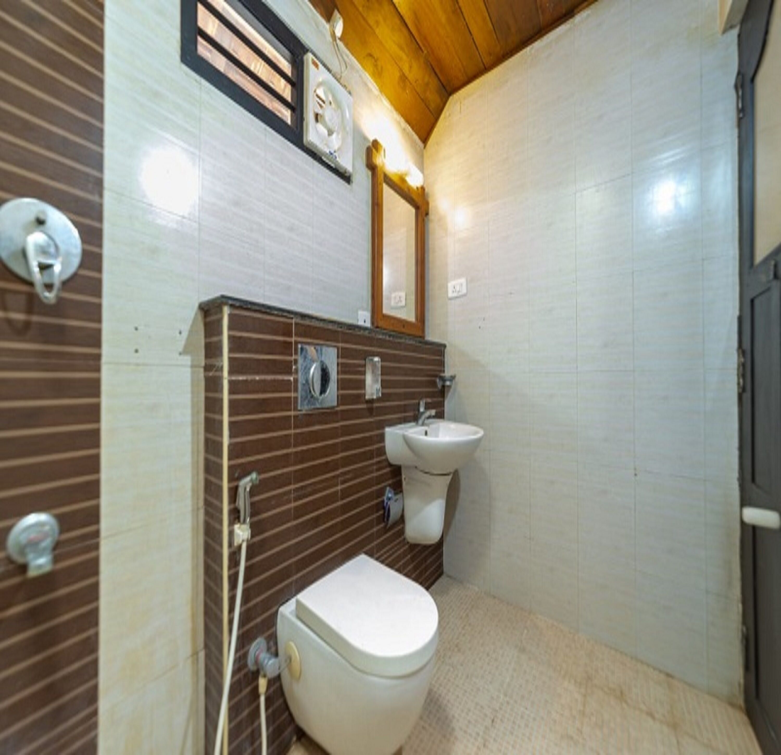 Deluxe Villa | Bathroom | Shower, rainfall showerhead, towels, soap