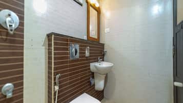 Deluxe Villa | Bathroom | Shower, rainfall showerhead, towels, soap
