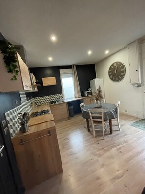 Kjøleskap, mikrobølgeovn, ovn og kokeplater